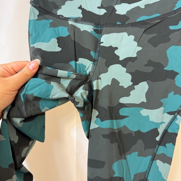 Lululemon Base Pace High-Rise Running Tight 25" Heritage 365 Camo Size 4 - Picture 3 of 8